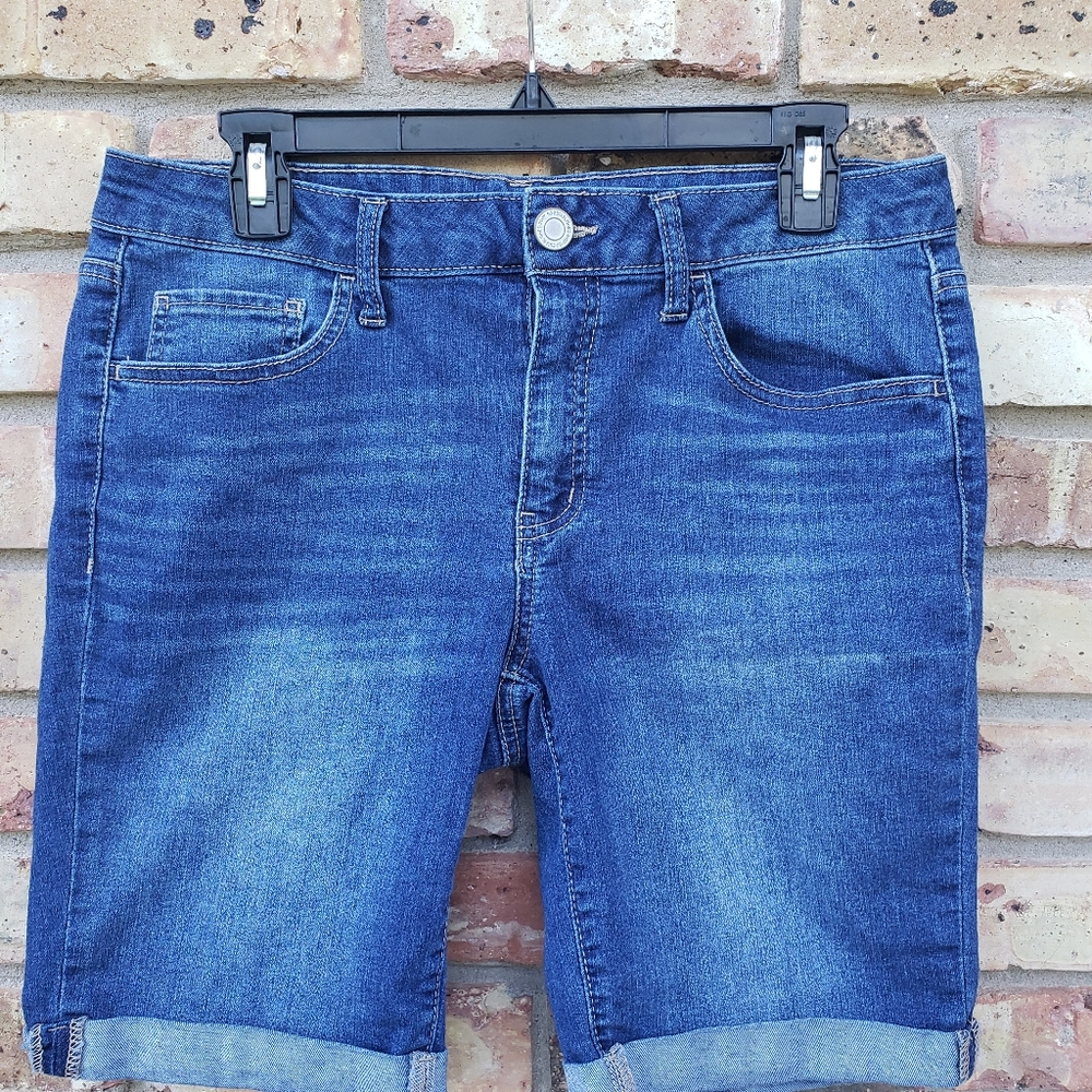 SO brand low rise Favorite Bermuda size 13.